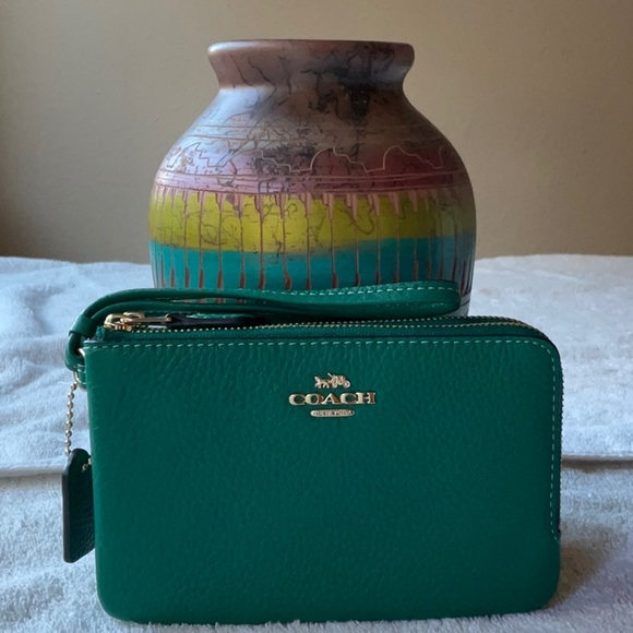 💚 COACH DOUBLE CORNER ZIP WRISTLET 💚 - Picture 7 of 16